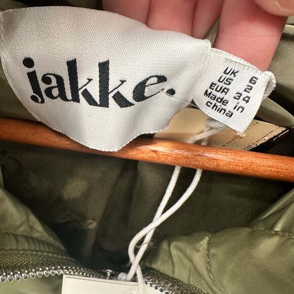 JAKKE NWT Evereve Poppy Recyled Puffer Coat Jacket in Olive Green // XS - Picture 7 of 16